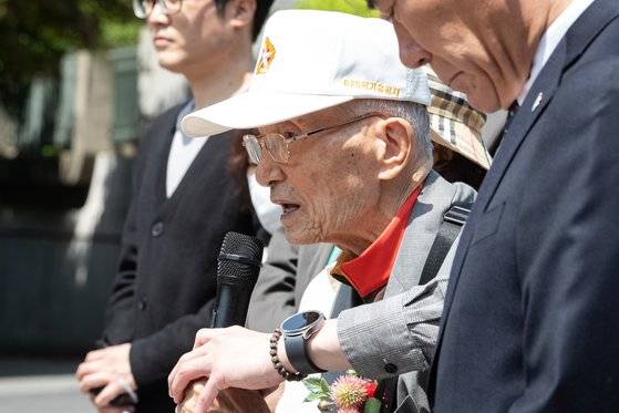 한국전쟁 때 북한에 억류됐다가 탈북한 국군포로 김성태 씨가 지난 5월 8일 서울중앙지법 앞에서 기자회견을 열고 북한 상대 손해배상 2차 소송 승소 소감을 밝히고 있다.  서울중앙지법 민사212단독 심학식 판사는 국군포로 김성태(93)씨 등 3명이 북한과 김정은 국무위원장을 상대로 낸 손해배상 소송에서 "피고는 원고들에게 각 5000만 원씩 지급하라"고 판결했다. 뉴스1