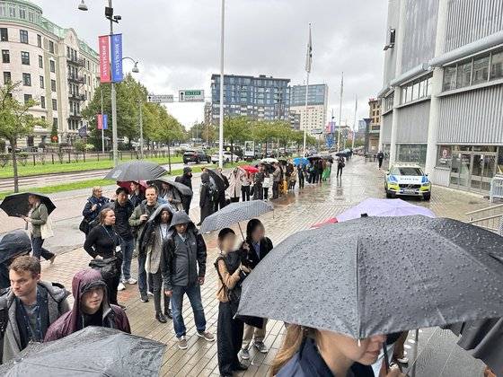 19~22일 스웨덴 예테보리에서 열린 탐사보도 콘퍼런스에 입장하기 위해 보안 검사를 받으려 기다리는 전 세계 기자들. 건물 앞엔 경찰차가 대기하고 있다. 예테보리=최선욱 기자