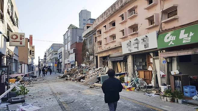 10일 폭발 사고로 잔해물이 가득한 서산 상가 거리 모습. 연합뉴스