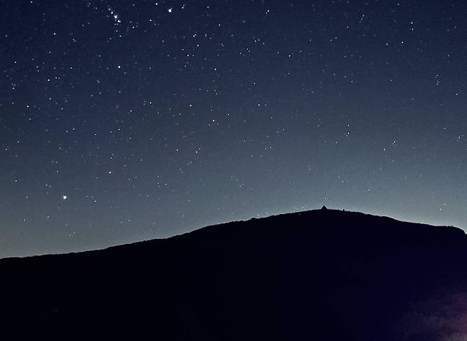 새벽 4시쯤 노고단 삼거리에 도착해 노고단 위에 뜬 무수한 별을 감상했다. 꼭지처럼 보이는 게 노고단 정상 돌탑이다.