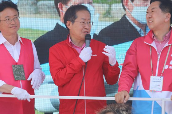 지난해 5월 경북 구미 선산시장에서 열린 국민의힘 김장호 구미시장 후보 선거유세에서 홍준표 대구시장 후보가 지원 유세를 하고 있다. 왼쪽부터 현 이철우 경북도지사, 홍준표 대구시장, 김기현 국민의힘 대표. 뉴스1