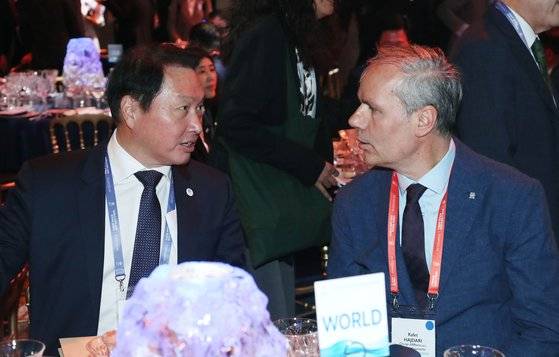 최태원 대한상의 회장이 9일(현지시간) 프랑스 파리 파빌리온 가브리엘에서 열린 '2030부산세계박람회 심포지엄'에서 라펫 하다리 북마케도니아 BIE(국제박람회기구) 대표와 대화하고 있다. 사진 대한상공회의소