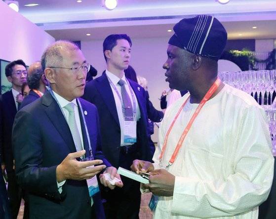 9일(현지시간) 프랑스 파리 가브리엘 파빌리온에서 열린 부산엑스포 심포지엄 만찬에 앞서 진행된 리셉션에서 정의선 현대차그룹 회장이 행사에 참석한 해외 대표단과 환담하고 있다. 사진 현대차그룹