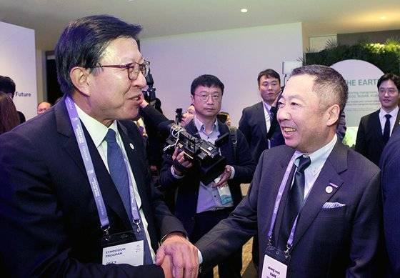 9일(현지시간) 프랑스 파리 가브리엘 파빌리온에서 열린 부산엑스포 심포지엄 만찬에 앞서 진행된 리셉션에서 박정원 두산그룹 회장(오른쪽)이 박형준 부산시장(왼쪽)과 환담하고 있다. 사진 두산그룹
