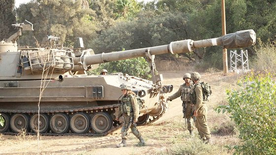 이스라엘 군인들이 지난 8일 남부 도시 아스글론 근처에서 공격을 준비하고 있다. AFP=연합뉴스