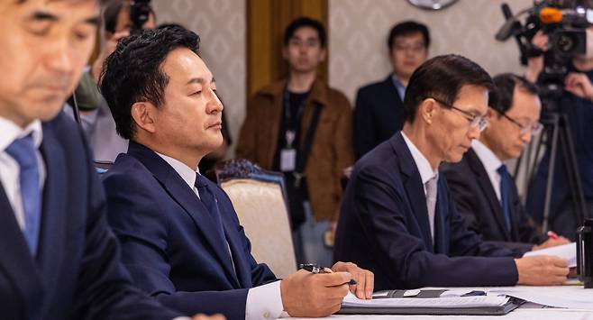 원희룡 국토교통부 장관이 지난 3월 22일 오후 서울 종로구 정부서울청사에서 열린 부동산 관계 장관회의에 참석해 추경호 부총리의 부동산 정책 관련 발언을 듣고 있다. 사진=연합뉴스