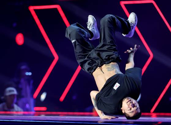Korea's Kim "Hong 10" Hong-yul competes in the breakdancing competition at the Hangzhou Asian Games in Hangzhou, China on Oct. 7.  [YONHAP]