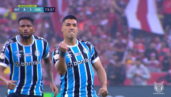 Gremio's Luis Suarez, right, celebrates scoring a goal against Internacional. [ONE FOOTBALL]