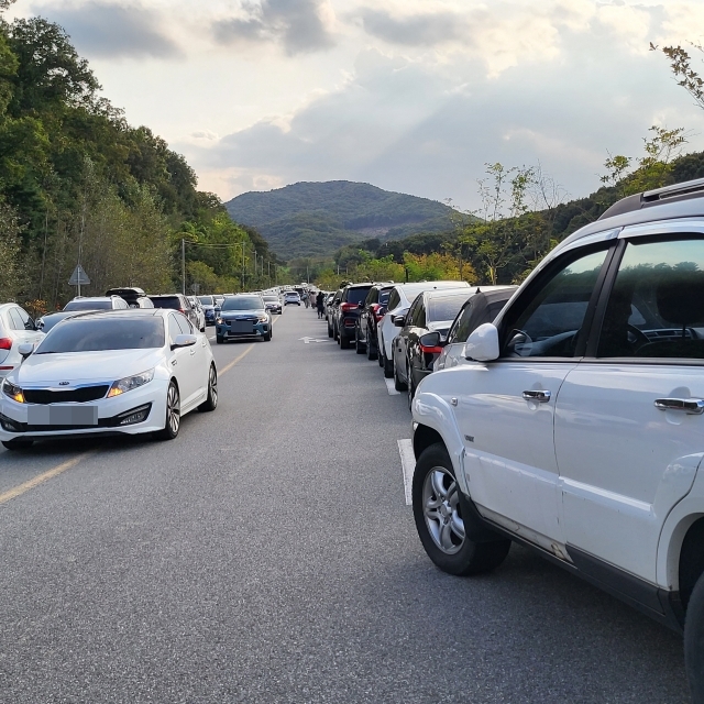 지난 9일 세종대왕릉에서 열린 한글날 행사에 참석하기 위해 몰린 차량들이 도로변에 이중 주차하는 등 불법 주차로 교통체증을 빚었다. 유진동기자