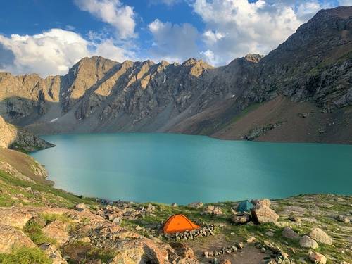 해발 3,532미터에 위치한 고산 호수 알라쿨에서의 백패킹 모습