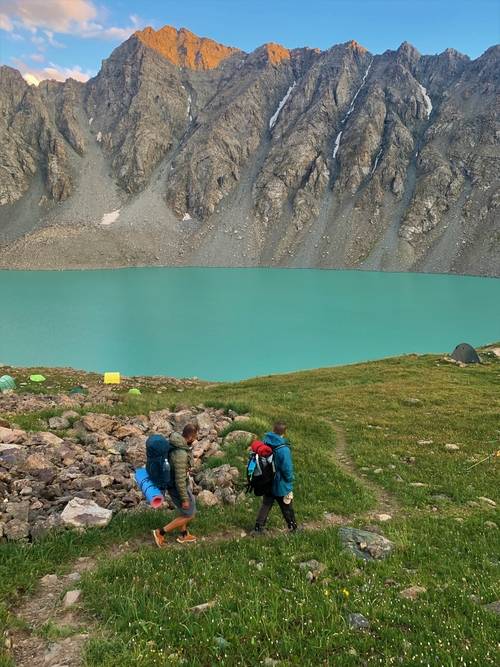 가방을 대신 들쳐 매준 다니(사진에서 좌측)