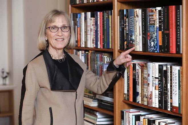 클로디아 골딘 하버드대 경제학과 교수가 연구실에서 포즈를 취하고 있다. 골딘 교수는 성별 임금 격차 연구에 기여한 공로로 올해 노벨 경제학상을 수상했다. [사진 = BBVA 홈페이지]