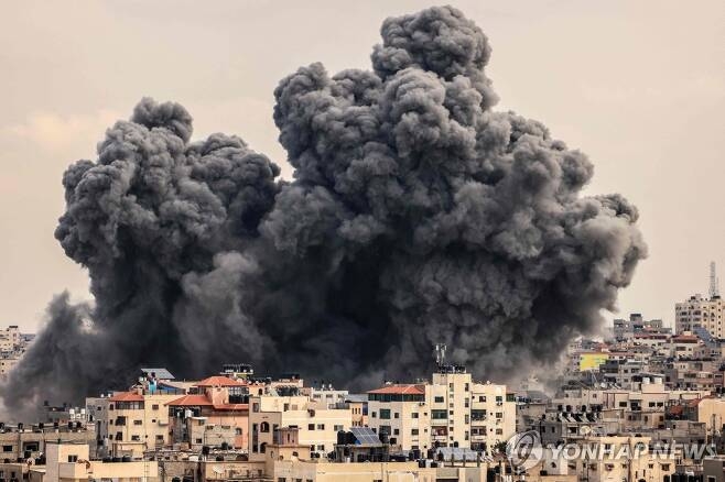팔레스타인 무장정파 하마스와 이스라엘군 간 무력충돌 발생 사흘째인 9일(현지시간) 가자지구에서 검은 연기가 치솟고 있다. 이번 충돌로 지금까지 양측에서 1100명 이상이 사망했다. [사진 = 연합뉴스]