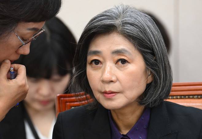 김행 여성가족부 장관 후보자가 지난 5일 오전 서울 여의도 국회에서 열린 여성가족부 장관 인사청문회에 참석해 관계자와 대화를 하고 있다. 이상섭 기자