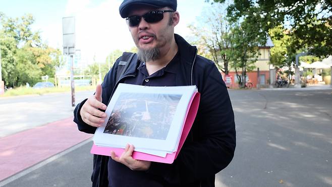 지난달 19일 독일 바이에른 주 뉘른베르크 채플린 광장에서 역사학자 마티아스 크라우스 브라운 박사가 전당대회장 모습을 설명하고 있다. 뉘른베르크=박혜원 기자