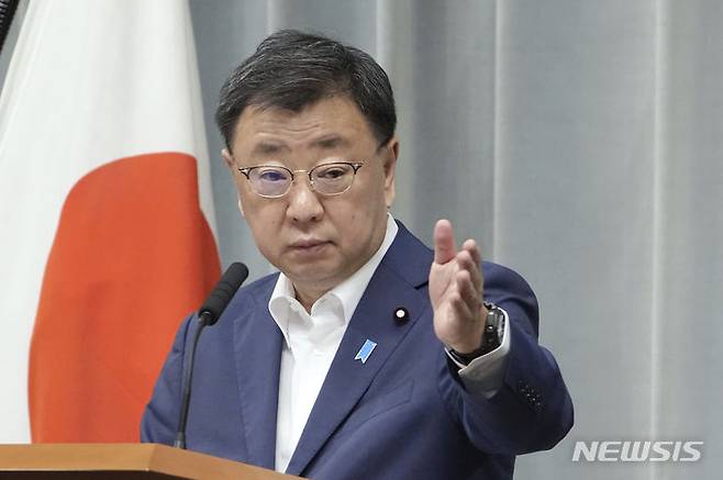 [도쿄=AP/뉴시스]일본 정부가 팔레스타인 무장 정파 하마스와 이스라엘 간 무력 충돌이 발발한 지 나흘째인 10일, 하마스를 규탄하는 입장을 냈다. 사진은 마쓰노 히로카즈 일본 관방장관이 지난달 1일 도쿄 총리 관저에서 기자회견을 하는 모습. 2023.10.10.