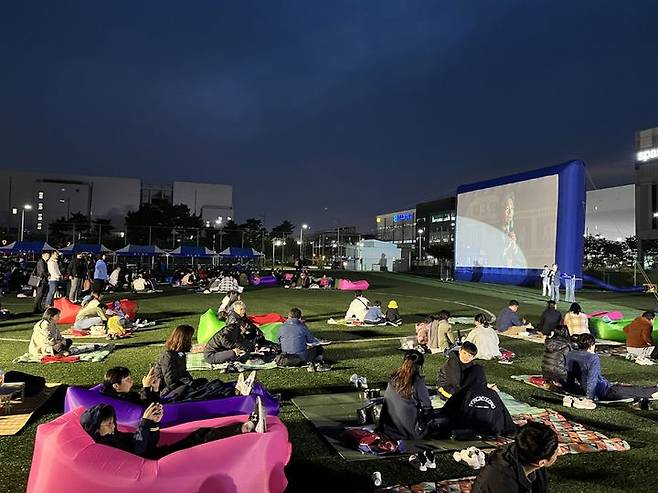 [인천공항=뉴시스] 홍찬선 기자 = 지난 6일 저녁 인천공항 물류단지 내 체육공원에서 열린 '제3회 가을밤 자유무역지역 영화제'에서 인천공항 물류기업 상주직원 및 가족들이 인기영화 '콘크리트 유토피아'를 관람하고 있다. 2023.10.10.(사진=인천공항공사 제공) photo@newsis.com *재판매 및 DB 금지