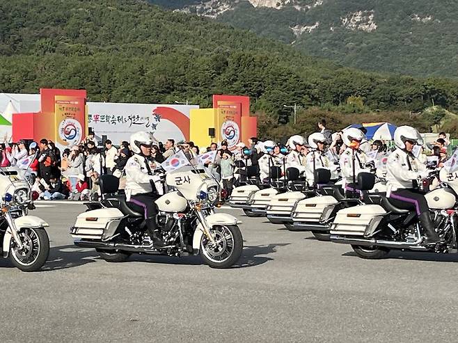 계룡세계군문화축제 및 지상군페스티벌이 10일 계룡대 활주로에서 5일간의 일정을 마치고 폐막됐다. 군사경찰단의 모터사이클 로드쇼. 2023. 10. 10 계룡시 *재판매 및 DB 금지