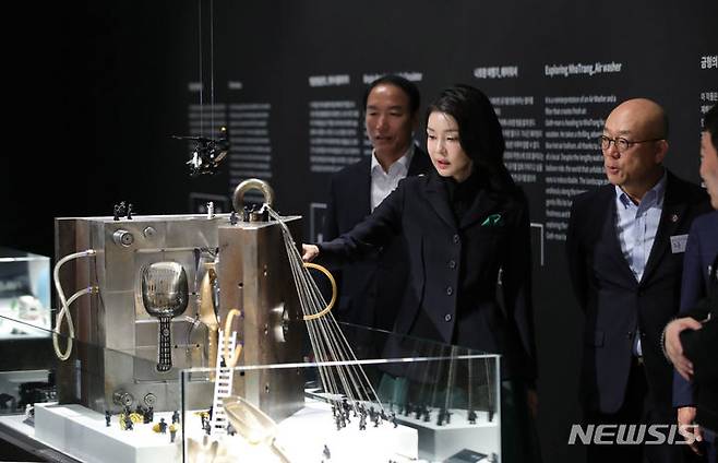 [광주=뉴시스] 홍효식 기자 = 윤석열 대통령 부인 김건희 여사가 10일 광주 북구 광주비엔날레 전시관에서 진행 중인 제10회 광주디자인비엔날레를 찾아 다양한 가전 제품을 분해해 재해석한 '디자인 해부학' 작품을 관람하고 있다. 2023.10.10. yesphoto@newsis.com