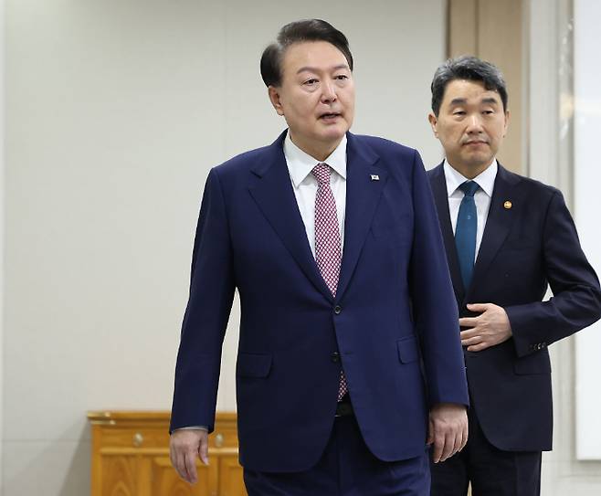 윤석열 대통령이 10일 서울 용산 대통령실 청사에서 열린 국무회의에 입장하고 있다. 연합뉴스