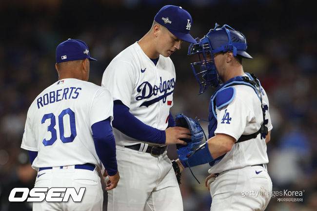 [사진] LA 다저스 데이브 로버츠 감독이 바비 밀러를 교체하고 있다. ⓒGettyimages(무단전재 및 재배포 금지)