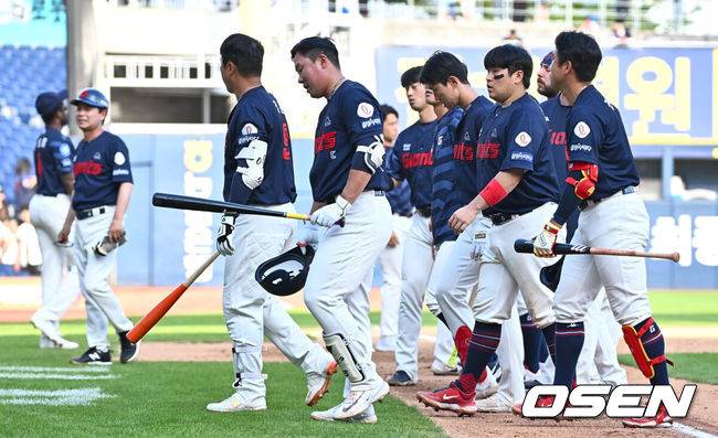 롯데 자이언츠는 10일 LG 트윈스에 패배하며 6년 연속 포스트시즌 탈락이 확정됐다. / OSEN DB