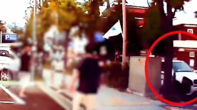 ▲ 범퍼 부서진 차량 한 대가 지구대 앞을 지나고 있다.