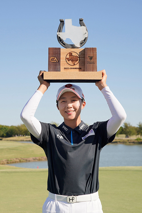 김효주가 9일 미국 텍사스주 더콜로니의 올드 아메리칸 골프클럽에서 열린 LPGA 투어 어센던트 LPGA에서 통산 6승을 달성한 뒤 트로피를 들어 올리며 활짝 웃고있다. 더콜로니=AFP연합뉴스