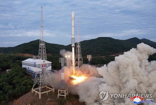 지난 6월 북한이 공개한 '실패한' 위성 발사 장면 [연합뉴스 자료사진]