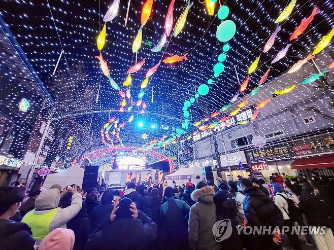 지난해 축제 기간 불 밝힌 화천읍 거리 [연합뉴스 자료사진]