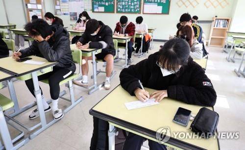 대학수학능력시험 가채점표 작성하는 수험생들. 2022.11.18 [연합뉴스 자료사진]