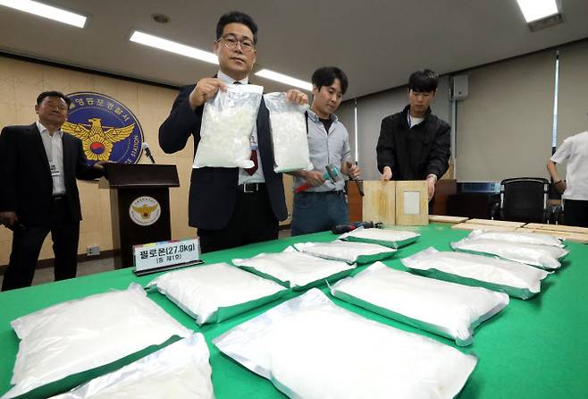 서울 영등포경찰서 백해룡 형사2과장이 10일 대회의실에서 국내 필로폰 74kg을 밀반입한 한국, 중국, 말레이시아 3개국 국제연합 마약 밀매 조직을 검거했다고 밝힌 뒤 증거물을 보이고 있다. (사진=연합뉴스)