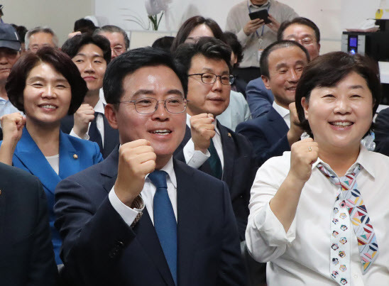 강서구청장 보궐선거일인 11일 오후 서울 강서구 마곡동 더불어민주당 진교훈 후보 캠프사무실에서 진 후보와 당직자들이 TV 개표 방송을 기다리고 있다.  (사진=연합뉴스)