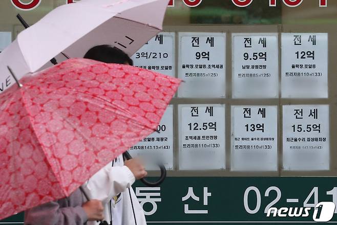 한 공인중개사 사무소에 적혀 있는 아파트 매매 및 전·월세 가격표. /뉴스1 ⓒ News1 김진환 기자