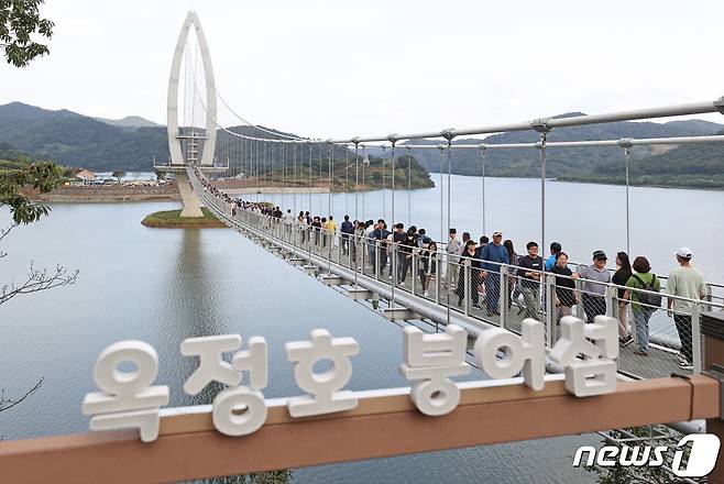 추석 연휴 사흘째인 30일 오후 전라북도 임실군 운암면 옥정호 출렁다리가 추석 여행객들로 붐비고 있다. (임실군청 제공) 2023.9.30/뉴스1