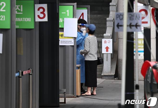 서울의 한 코로나19 선별진료소에서 의료진이 검체를 채취하고 있다. / 뉴스1 ⓒ News1 구윤성 기자