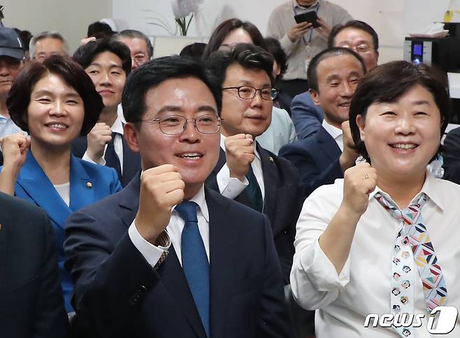 더불어민주당 진교훈 강서구청장 보궐선거 후보와 최고위원, 의원들이 11일 오후 서울 강서구 양천향교역 부근에 마련된 개표상황실에서 개표방송을 시청하며 초반 승기를 굳히자 환호하고 있다. (공동취재) 2023.10.11/뉴스1 ⓒ News1 김진환 기자