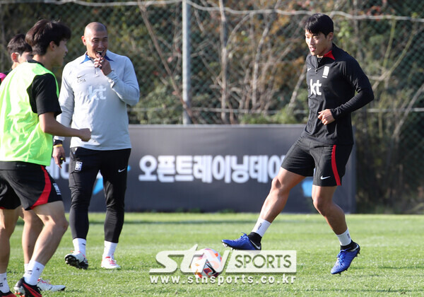 대한민국 축구 국가대표팀 황희찬이 10일 경기 파주 국가대표트레이닝센터(NFC)에서 공개훈련을 하고 있다. 축구대표팀은 13일 서울월드컵경기장에서 튀니지, 17일 수원월드컵경기장에서 베트남과 두 차례 평가전을 갖는다. 사진┃뉴시스