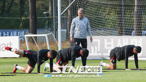 11일 오후 경기 파주 국가대표트레이닝센터(NFC)에서 클린스만 축구 국가대표팀 감독이 선수들의 훈련을 지켜보고 있다. 축구대표팀은 13일 서울월드컵경기장에서 튀니지, 17일 수원월드컵경기장에서 베트남과 두 차례 평가전을 갖는다. 사진┃뉴시스