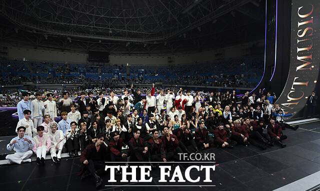 아티스트와 팬이 함께 만들고 즐기는 K-POP 축제 '2023 더팩트 뮤직 어워즈'가 10일 오후 인천 남동구 수산동 인천남동체육관에서 열린 가운데 시상식에 참석한 아티스트들이 기념사진을 찍고 있다./인천남동체육관=임영무 기자