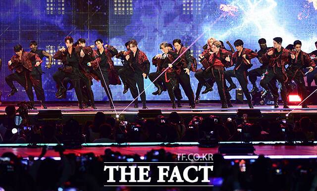 아티스트와 팬이 함께 만들고 즐기는 K-POP 축제 '2023 더팩트 뮤직 어워즈'가 10일 오후 인천 남동구 수산동 인천남동체육관에서 화려한 막을 올린 가운데 그룹 세븐틴이 화려한 무대를 펼치고 있다./천남동체육관=이동률 기자