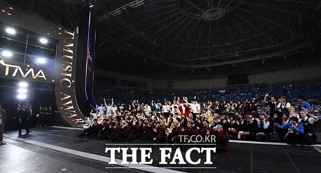 아티스트와 팬이 함께 만들고 즐기는 K-POP 축제 '2023 더팩트 뮤직 어워즈'가 10일 오후 인천 남동구 수산동 인천남동체육관에서 열린 가운데 시상식에 참석한 아티스트들이 기념사진을 찍고 있다./인천남동체육관=임영무 기자