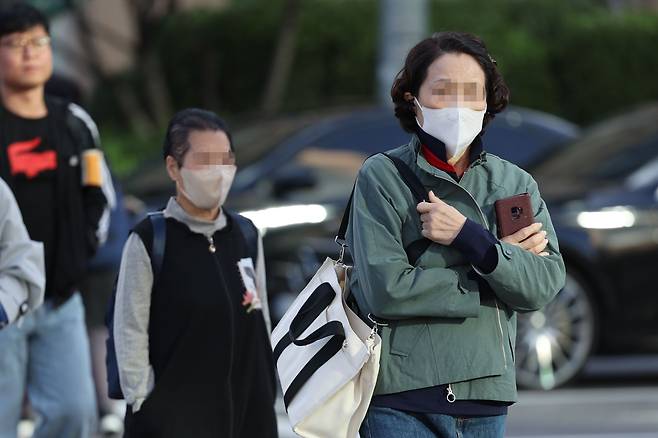 쌀쌀한 가을 날씨를 보인 10일 오전 서울 종로구 광화문네거리에서 시민들이 발걸음을 재촉하고 있다. /연합뉴스 제공