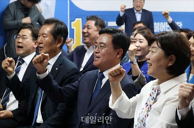 더불어민주당 진교훈 강서구청장 보궐선거 후보와 최고위원, 의원들이 11일 오후 서울 강서구 양천향교역 부근에 마련된 개표상황실에서 개표방송을 시청하며 구호를 외치고 있다. ⓒ데일리안 홍금표 기자