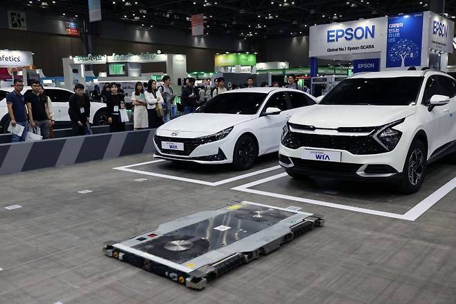 11일 경기 고양 킨텍스에서 열린 '2023 로보월드'에서 현대위아의 파킹로봇이 좁은 공간에서도 차량을 자유자재로 이동시키는 모습을 시연하고 있다. 사진=서동일 기자