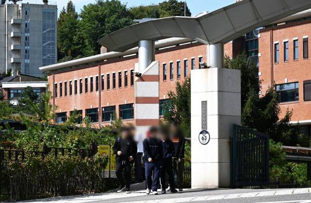 6일 오후 서울 종로구 서울과학고에서 중간고사를 본 학생들이 학교를 나서고 있다. 정다빈 기자