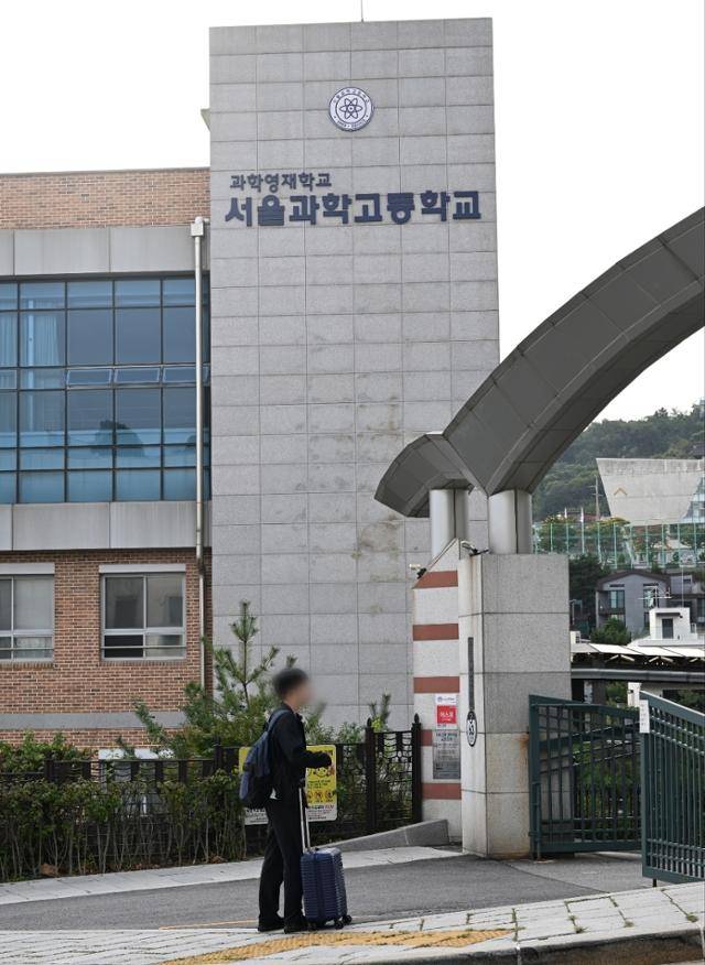 6일 오후 서울 종로구 서울과학고에서 중간고사를 본 학생들이 학교를 나서고 있다. 정다빈 기자