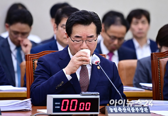 정황근 농림축산식품부 장관 이 11일 오전 서울 여의도 국회에서 열린 농림축산식품부 국정감사에서 목을 축이고 있다. [사진=곽영래 기자]