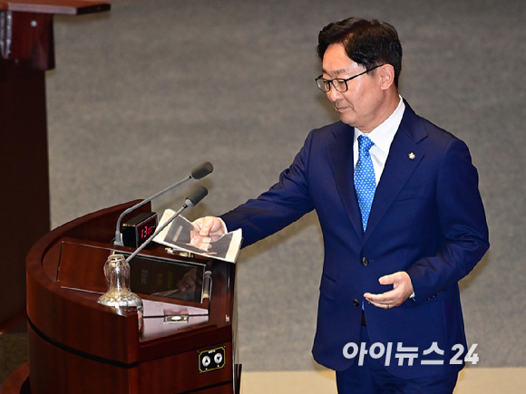 박범계 더불어민주당 의원이 7일 오후 서울 여의도 국회 본회의장에서 열린 경제 분야 대정부질문에서 질의를 위해 이동하고 있다. [사진=곽영래 기자]