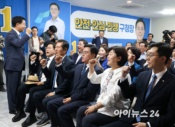 더불어민주당 진교훈 강서구청장 보궐선거 후보와 최고위원들이 11일 오후 서울 강서구 마곡동에 마련된 진 후보 캠프사무실에서 개표방송을 시청하고 있다. [사진=사진공동취재단]